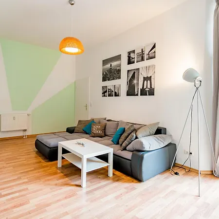 Appartement Helle Mit Balkon Zum Gruenen Innenhof - Wlan, 4 Schlafplaetze Maagdenburg