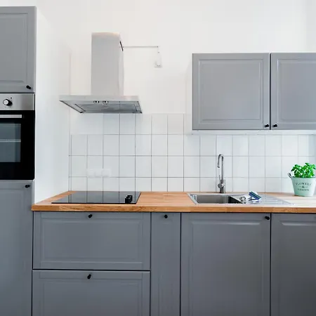 Helle Mit Balkon Zum Gruenen Innenhof - Wlan, 4 Schlafplaetze Appartement *