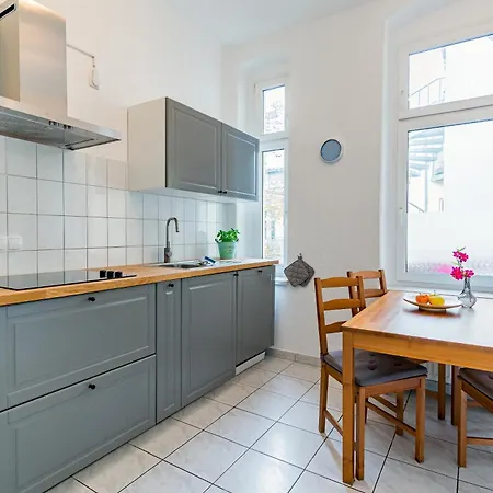 Helle Mit Balkon Zum Gruenen Innenhof - Wlan, 4 Schlafplaetze Maagdenburg