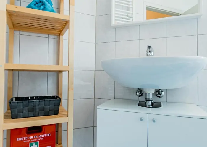 Helle Mit Balkon Zum Gruenen Innenhof - Wlan, 4 Schlafplaetze Apartment Magdeburg