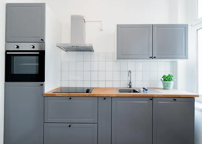 Helle Mit Balkon Zum Gruenen Innenhof - Wlan, 4 Schlafplaetze Apartment *